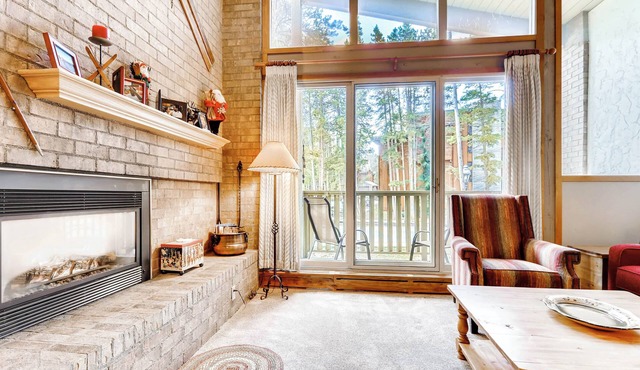 Spacious Retreat + Loft. Gas Fireplace Modern Style. 5-Min Walk to Town! CH05