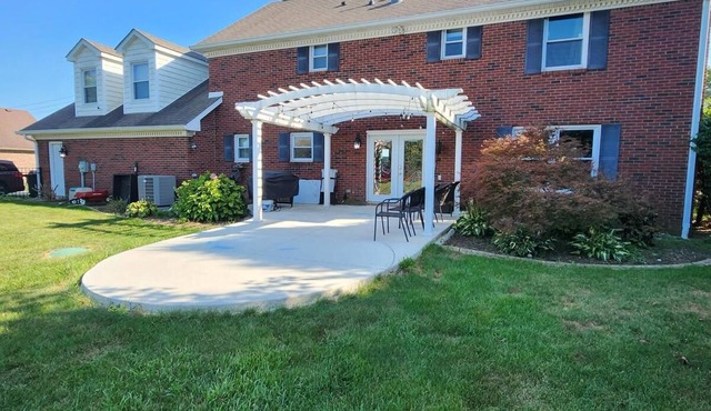 Spacious Retreat Near Eagle Creek Park – Modern Comfort & Entertainment