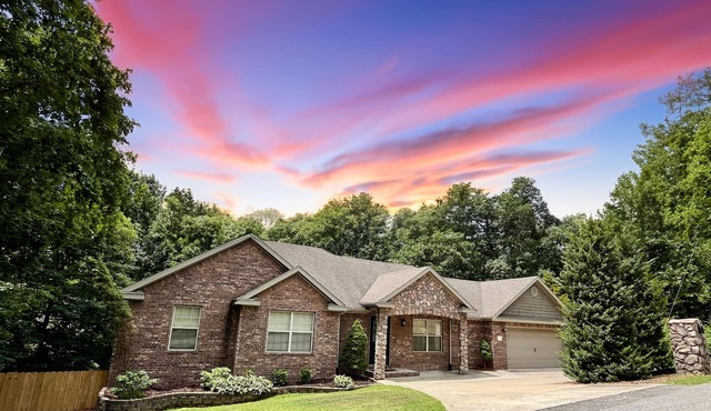 Spacious Retreat Near Back 40 Family/Pet Friendly, Fenced Yard, Fire Pit, Deck