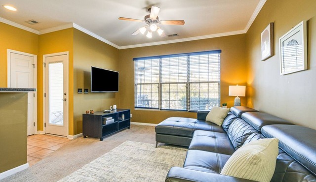 Spacious Retreat Near RDU ~ Pool, BBQ, Fast Wi-Fi & Easy Self Check-In