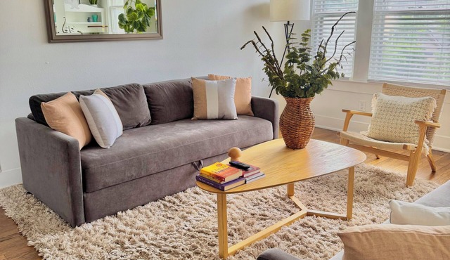 Spacious Retreat Near River Walk & The Pearl – 2BR, Ideal for Groups