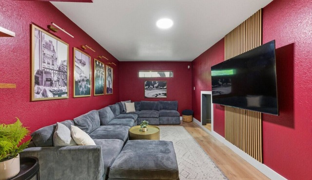 Spacious Retreat Near Downtown