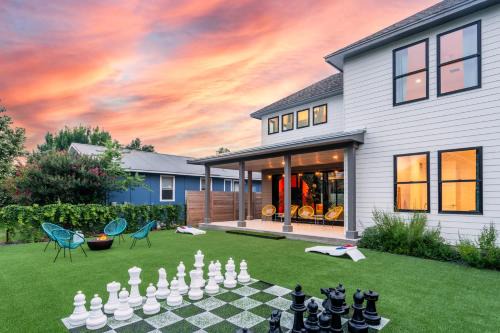Spacious retreat near downtown with parking