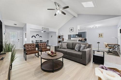 Spacious Retreat - Near IAH Airport & Lake Houston, Sleeps 9
