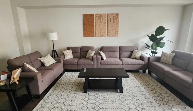 Spacious Retreat Near Majestic Niagara Falls! Close to All Major Amenities!