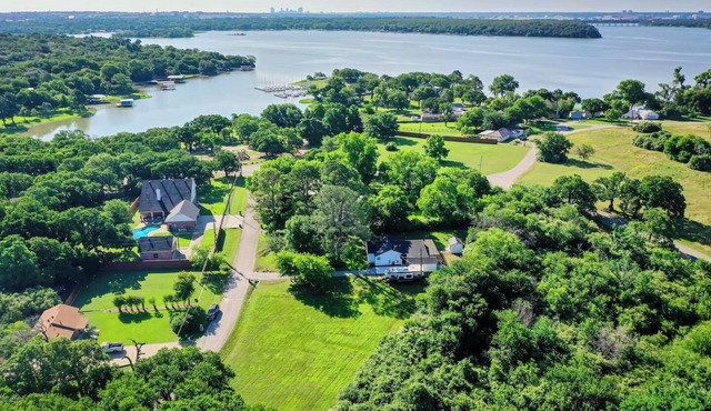 Spacious Retreat near the Lake! w/Outdoor Playroom