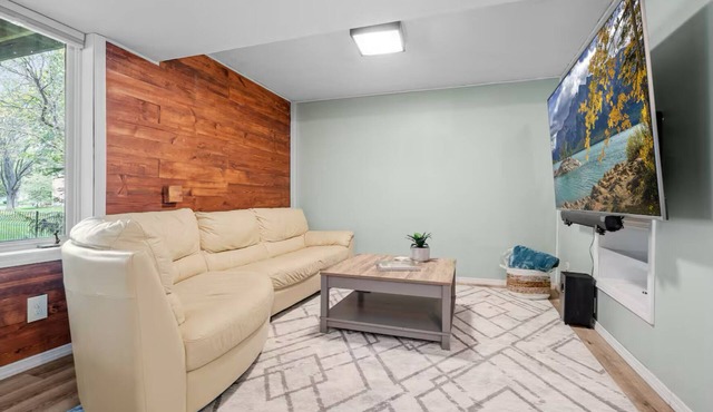 Spacious Retreat Near Medicine Lake 15 Minutes to Downtown