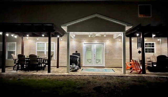 Spacious Retreat Near Beaches & Camp Lejeune – Fire Pit & Pool Table!