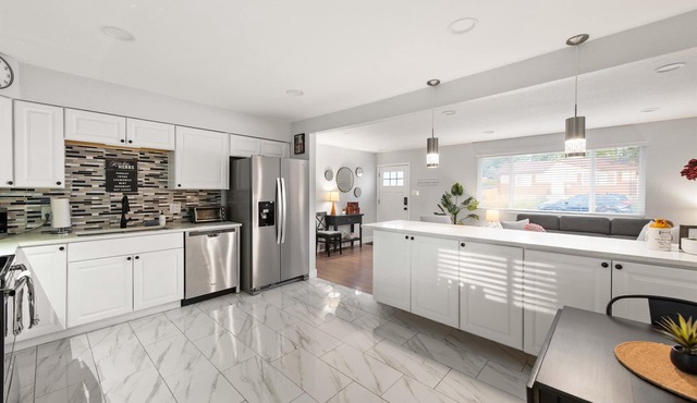 Spacious Retreat: Patio, Games, and Quick to DEN