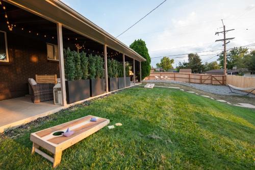 Spacious Retreat Patio, Games, and Quick to DEN