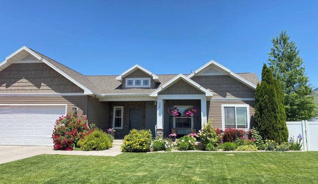 Spacious retreat, sleeps 18 guests comfortably, theater and game room