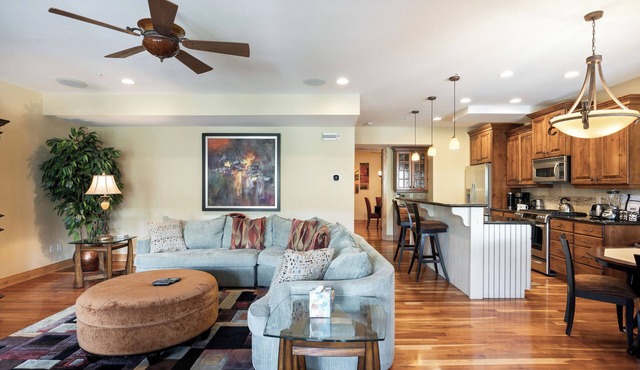Spacious Retreat: Sleeps 7, Minutes to Skiing, Private Hot Tub, Scenic Views, Ultimate Relaxation!
