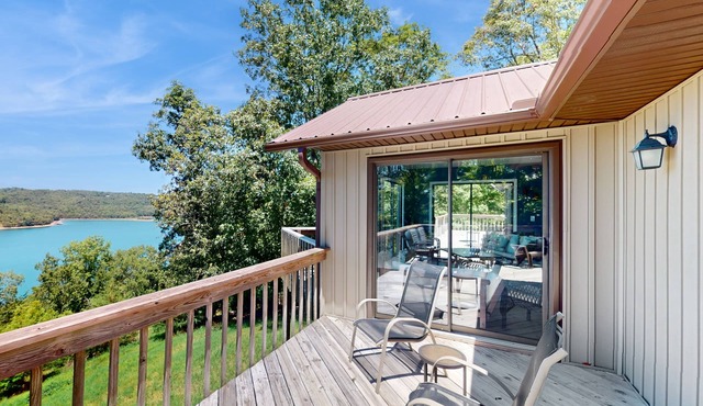 Spacious Retreat with Serene Lake Views, Hot tub & Internet