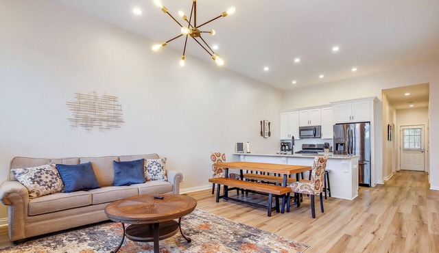 Spacious Retreat w/Hot Tub - Near Expo & Downtown