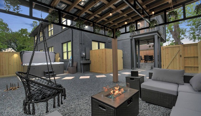 Spacious Retreat w/Hot Tub - Fully Gated w/Prkng