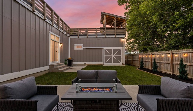 Spacious retreat w/theater & rooftop deck