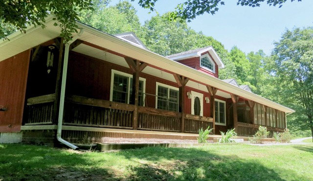 Spacious Retreat with Hot Tub, and Walking Trails