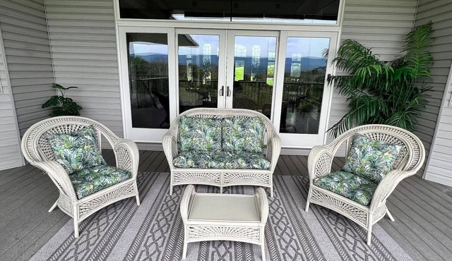 Spacious retreat with amazing views. Day trips to NYC, MetLife Stadium, Poconos.