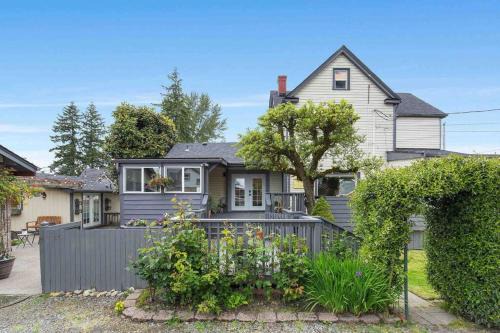 Spacious Retreat with guest house, game room, parking in N Tacoma