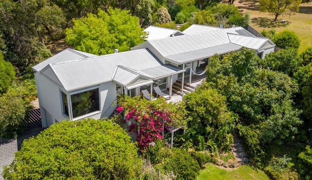 Spacious retreat with ocean views