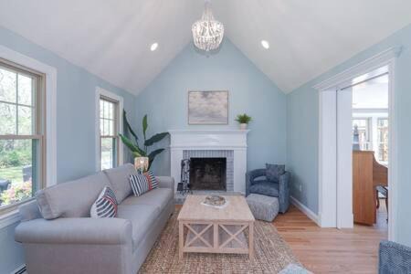 Spacious Retreat With Pool, Game Room & Fireplace, Sleeps 10, Backyard Oasis and Screened Gazebo, Family-Friendly Getaway, 24Hr Hospitality