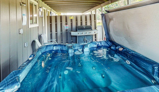 Spacious retreat with private hot tub, dog-friendly, arcade