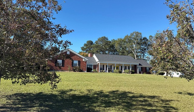 Spacious Retreat with room for large groups! 2 living areas and a large kitchen.