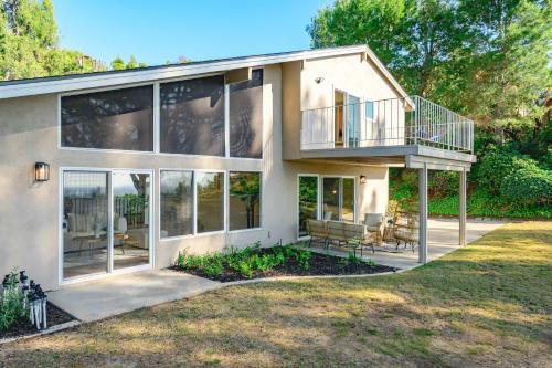 Spacious Retreat with Scenic Mountain Views