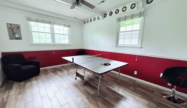 Spacious Retro Inspired & Pet Friendly Home Near Wet N Wild