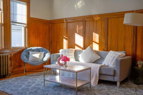 Spacious Revere 4 Bedrooms 2 Bathrooms Apartment Near Boston Airport and Beach