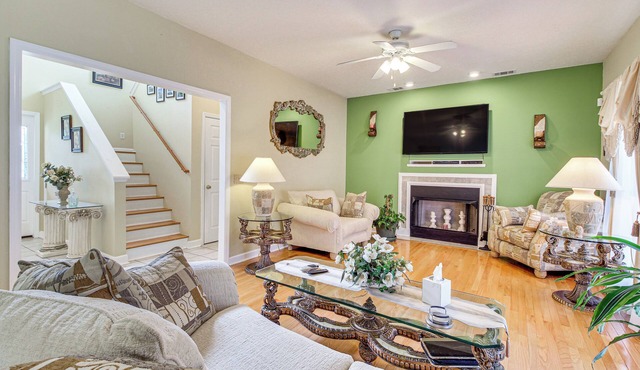 Spacious Richmond Hill Hideaway w/Deck!