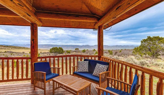 Spacious Rifle Cabin w/Deck + Mountain Views!