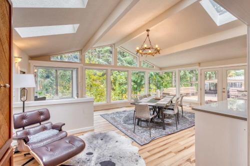 Spacious River Cabin - Hot Tub - Sleeps 8