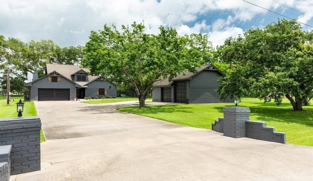 Spacious river house for Family & Friends to gather and have a great time!