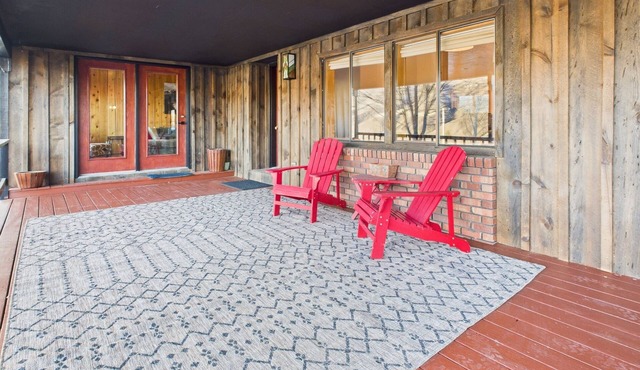 Spacious River View Retreat in serene White Bird