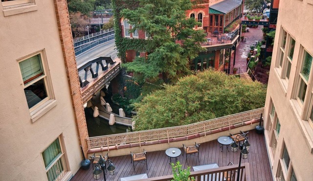 Spacious River Walk Resort close to the Alamo and Americas Oldest Stone Church