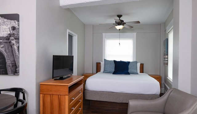 Spacious River Walk Resort close to the Alamo and Americas Oldest Stone Church