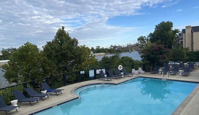 Spacious Riverfront Condo 1 Mile to Broadway Free Covered Parking