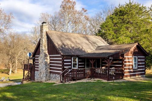 Spacious Riverfront Cabin with Hot Tub Near Shenandoah River, Maurertown, Virginia