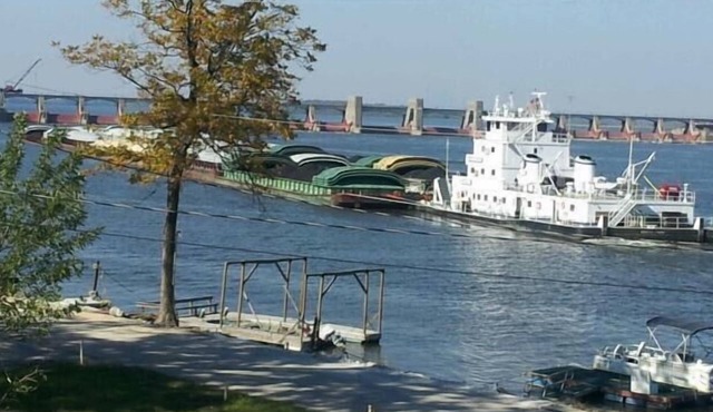 Spacious Riverfront Perch/Easy Access to St.Charles less than 1 Hr to St. Louis