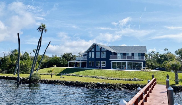 Spacious Riverfront Retreat. Sunset views with private Dock, Sleeps 12.