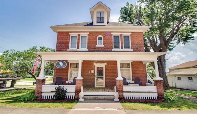 Spacious Riverfront Retreat in Grafton – Sleeps 16 with Modern Amenities