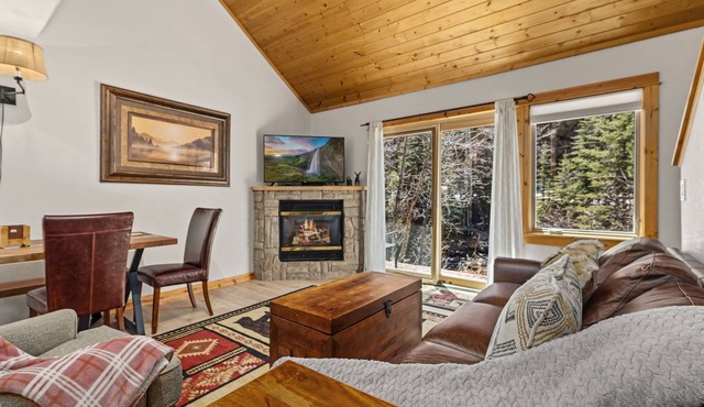 Spacious Riverfront Retreat Private Hot Tub Close to RMNP