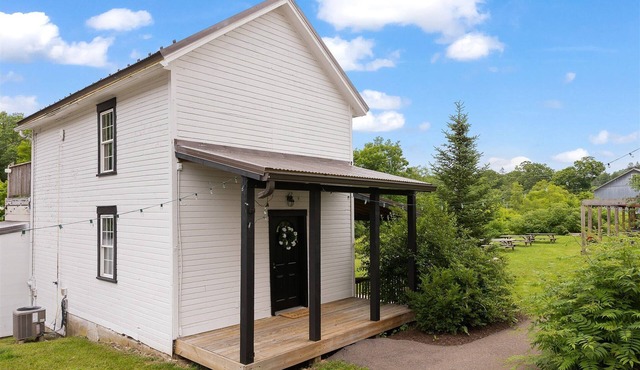 Spacious riverfront cottage with full kitchen, cozy charm, and Casselman views.