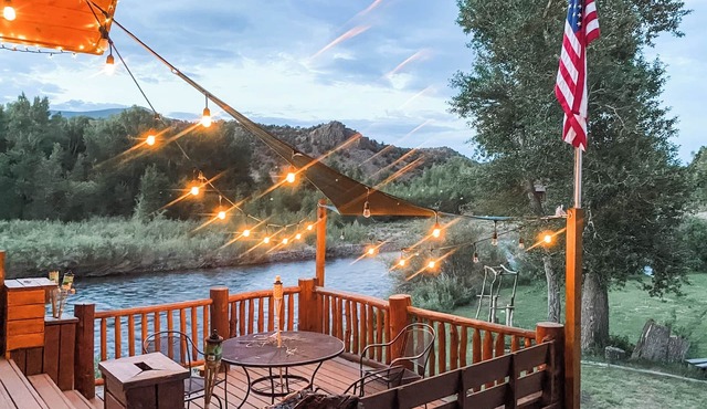 Spacious riverside Lodge Book now for winter ski trips- 20 miles to Wolf Creek