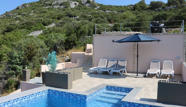 Spacious Robinson House Iris With Pool