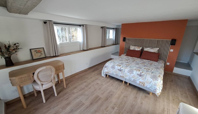 Spacious room with view of Mont Ventoux