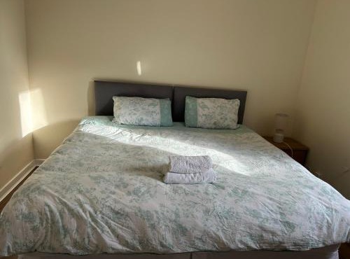 Spacious room close to tram