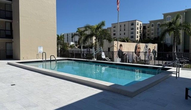 Spacious room for Perfect Weekend Escape! Steps away from Hollywood Boardwalk