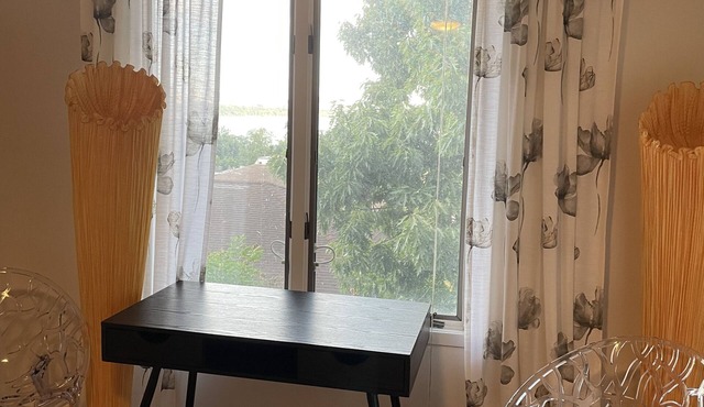 Spacious room for rent w/pvt . bathroom and amazing NYC views in Edgewater NJ.